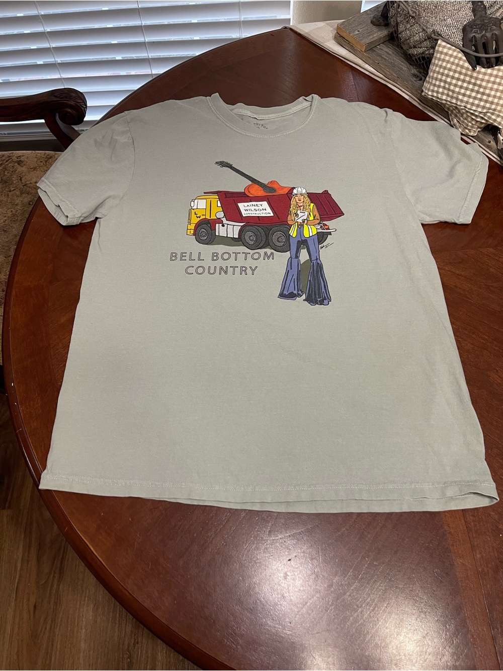 Rare ! Lainey Wilson Official Concert Graphic T-Shirt bell bottom country